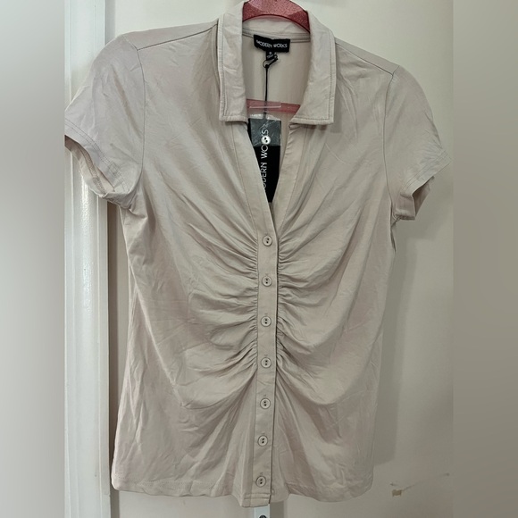 “MODERN WORKS” V-NECK BUTTON DOWN BLOUSE. NWT. SIZE SMALL - Picture 1 of 6